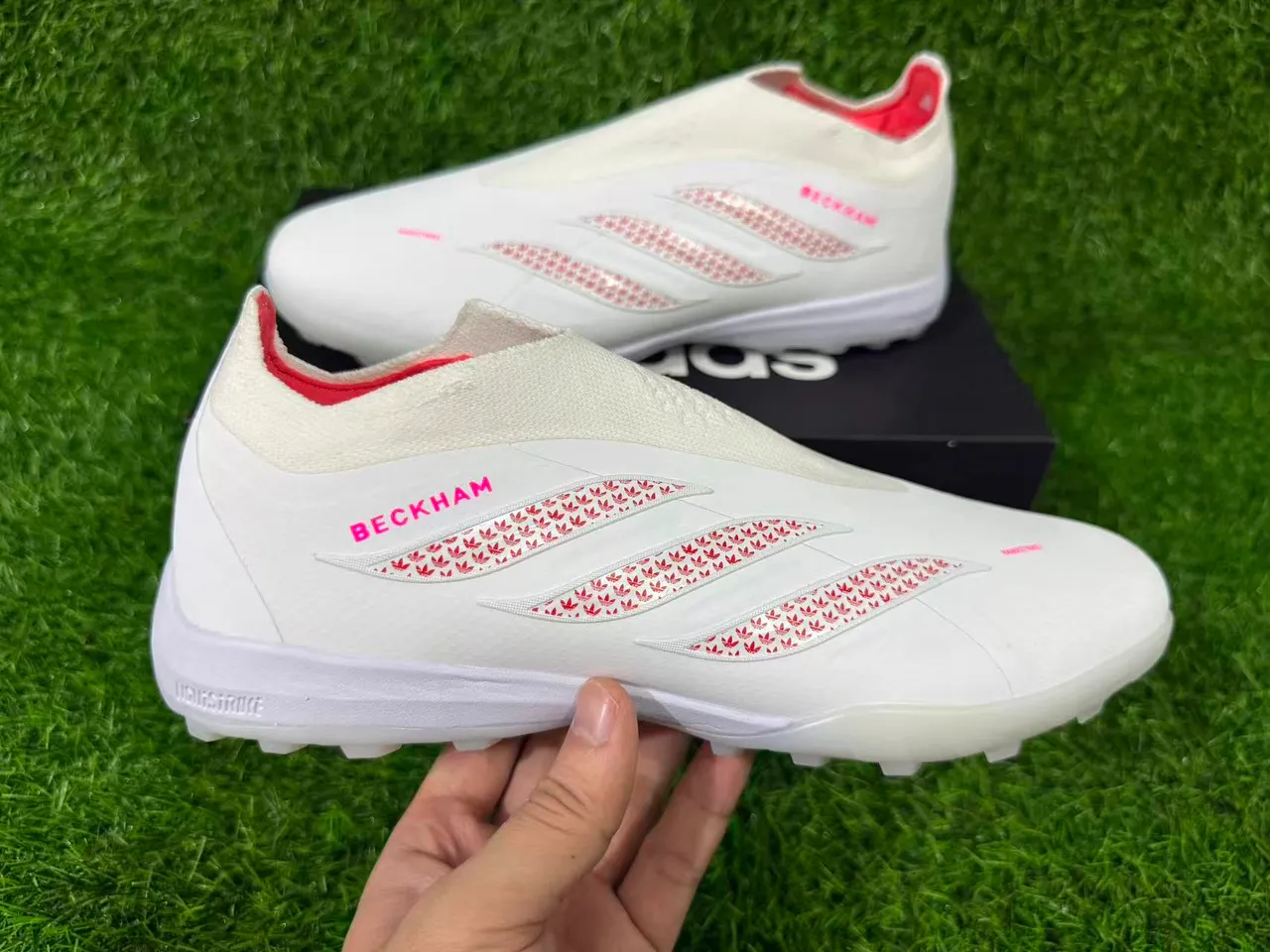 Adidas সাদা লাল লেসবিহীন সক-ফিট আপার মোল্ডেড টার্ফ স্টাডস কৃত্রিম ঘাস সকার জুতা 5