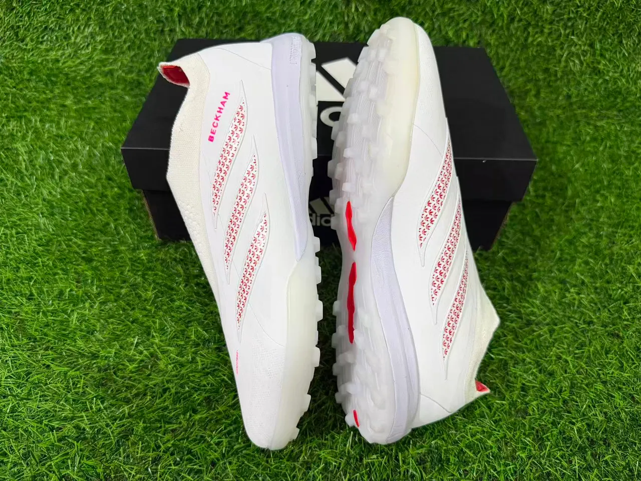 Adidas সাদা লাল লেসবিহীন সক-ফিট আপার মোল্ডেড টার্ফ স্টাডস কৃত্রিম ঘাস সকার জুতা 6