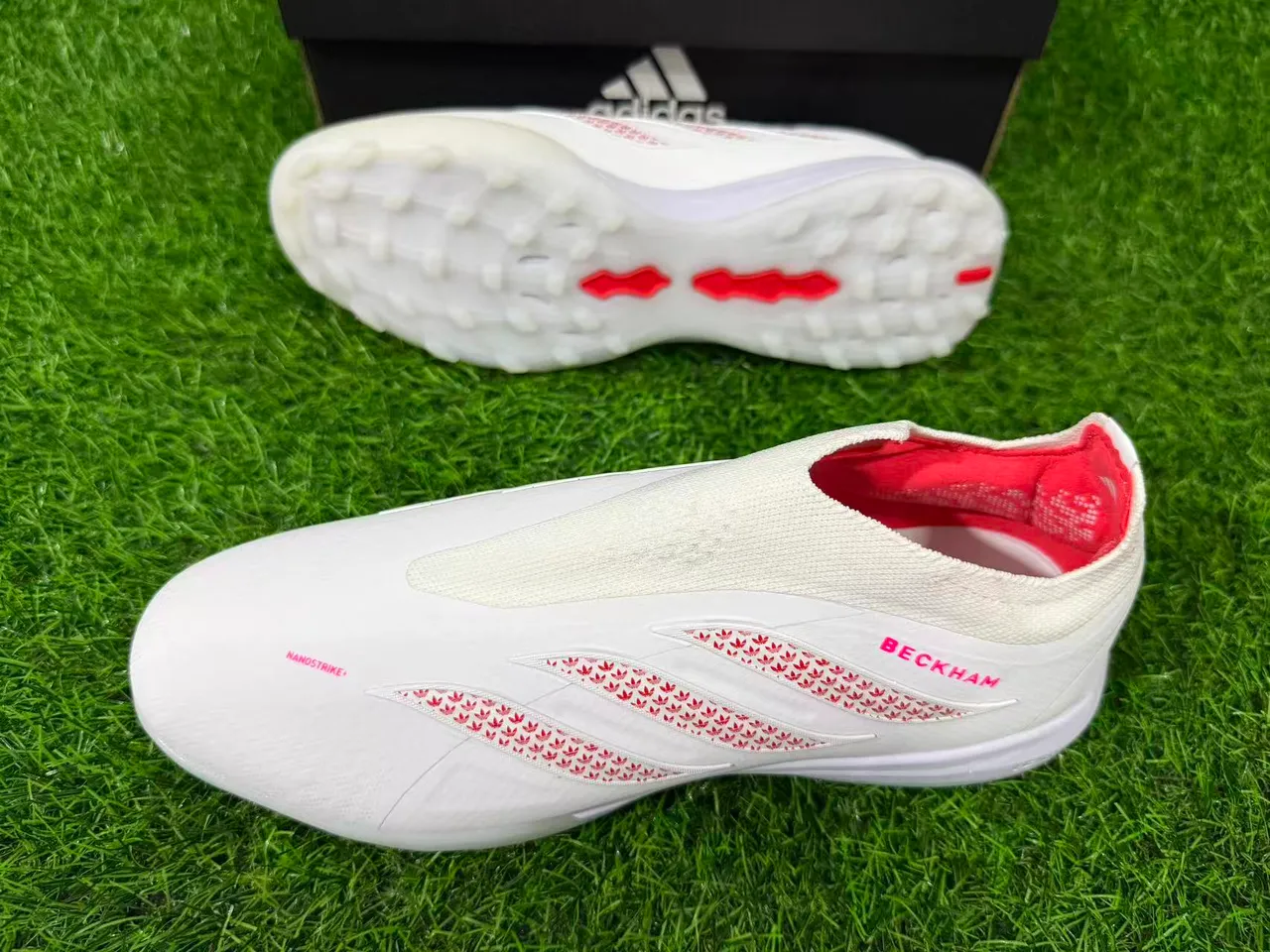 Adidas সাদা লাল লেসবিহীন সক-ফিট আপার মোল্ডেড টার্ফ স্টাডস কৃত্রিম ঘাস সকার জুতা 7