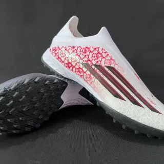 Adidas Chuteiras de Futebol Turf Brancas e Vermelhas Sem Cadarços Upper de Ajuste a Meia com Overlay de Impressão de Rosa