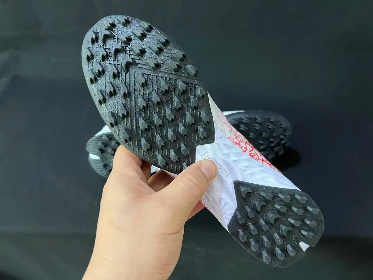 Adidas Zapatos de Fútbol Turf Blancos y Rojos Sin Cordones Upper de Ajuste a Calcetín con Impresión de Rosa en Overlay 2