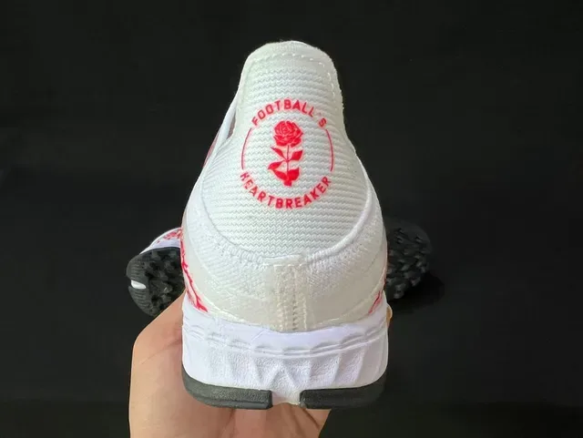 Adidas Zapatos de Fútbol Turf Blancos y Rojos Sin Cordones Upper de Ajuste a Calcetín con Impresión de Rosa en Overlay 3