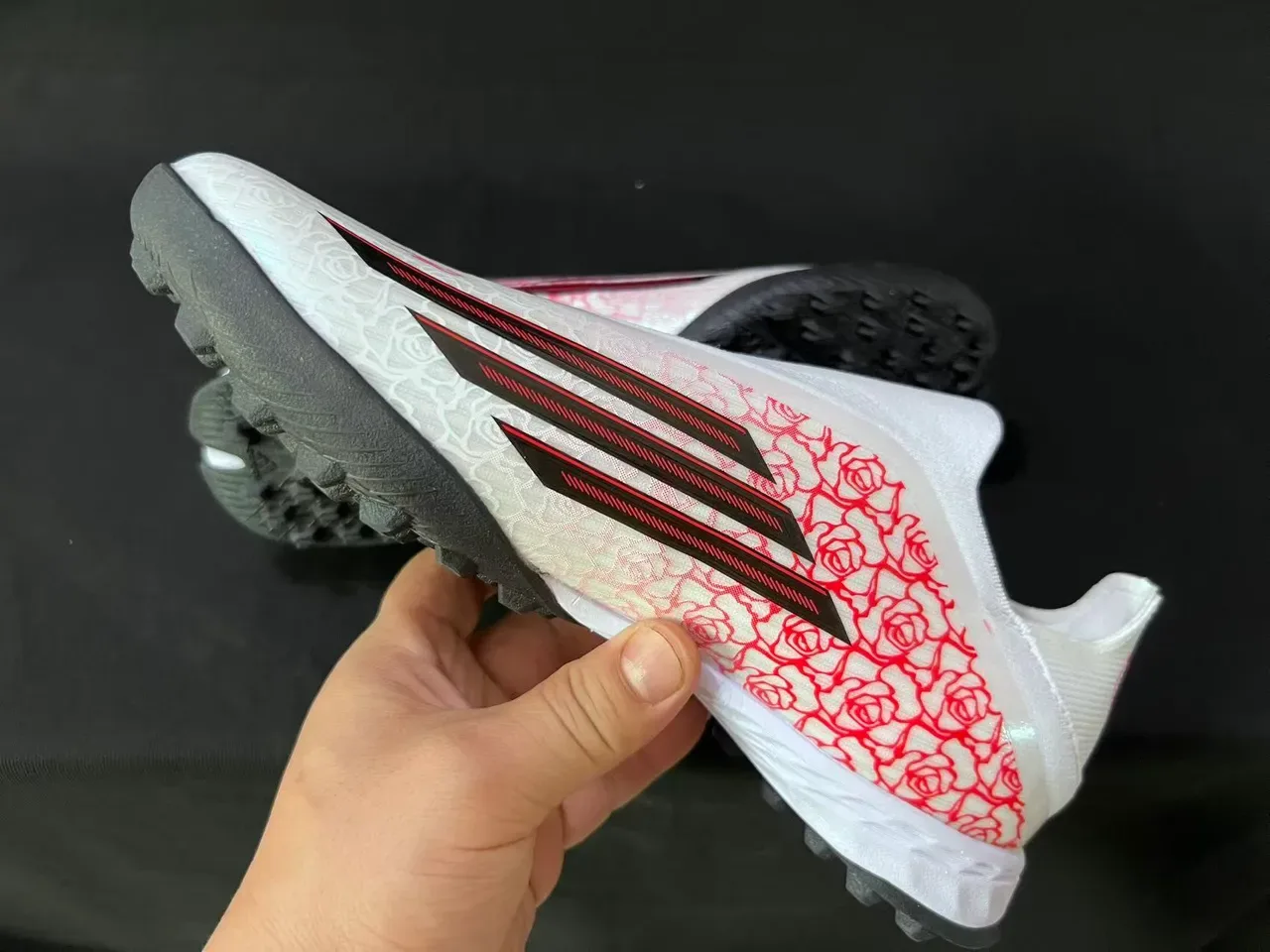 Adidas Zapatos de Fútbol Turf Blancos y Rojos Sin Cordones Upper de Ajuste a Calcetín con Impresión de Rosa en Overlay 4