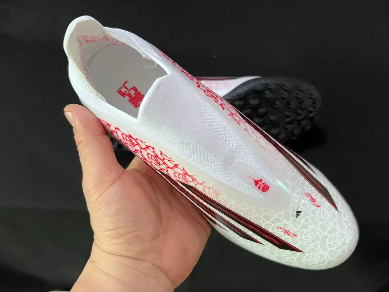 Adidas Zapatos de Fútbol Turf Blancos y Rojos Sin Cordones Upper de Ajuste a Calcetín con Impresión de Rosa en Overlay 5
