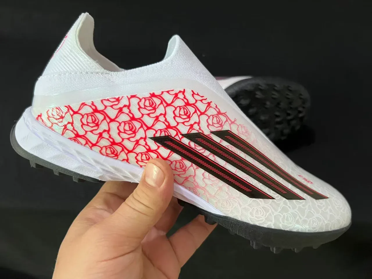 Adidas Zapatos de Fútbol Turf Blancos y Rojos Sin Cordones Upper de Ajuste a Calcetín con Impresión de Rosa en Overlay 6
