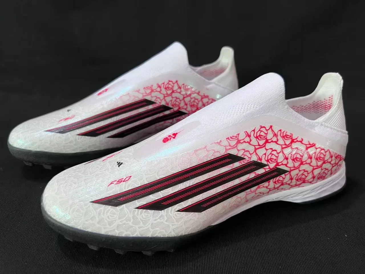 Adidas Zapatos de Fútbol Turf Blancos y Rojos Sin Cordones Upper de Ajuste a Calcetín con Impresión de Rosa en Overlay 7