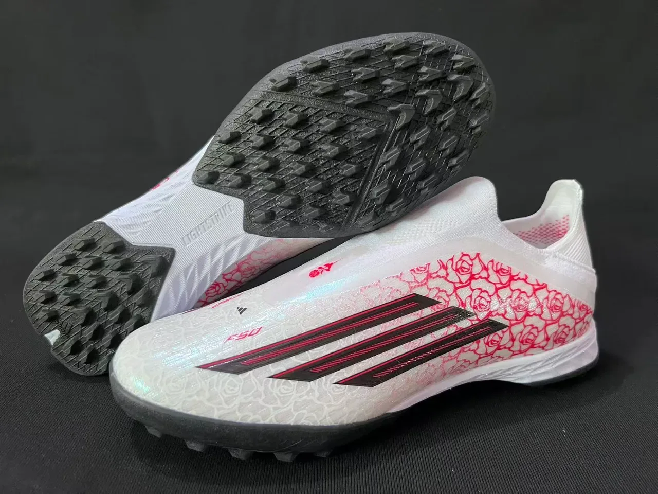 Adidas Zapatos de Fútbol Turf Blancos y Rojos Sin Cordones Upper de Ajuste a Calcetín con Impresión de Rosa en Overlay 8