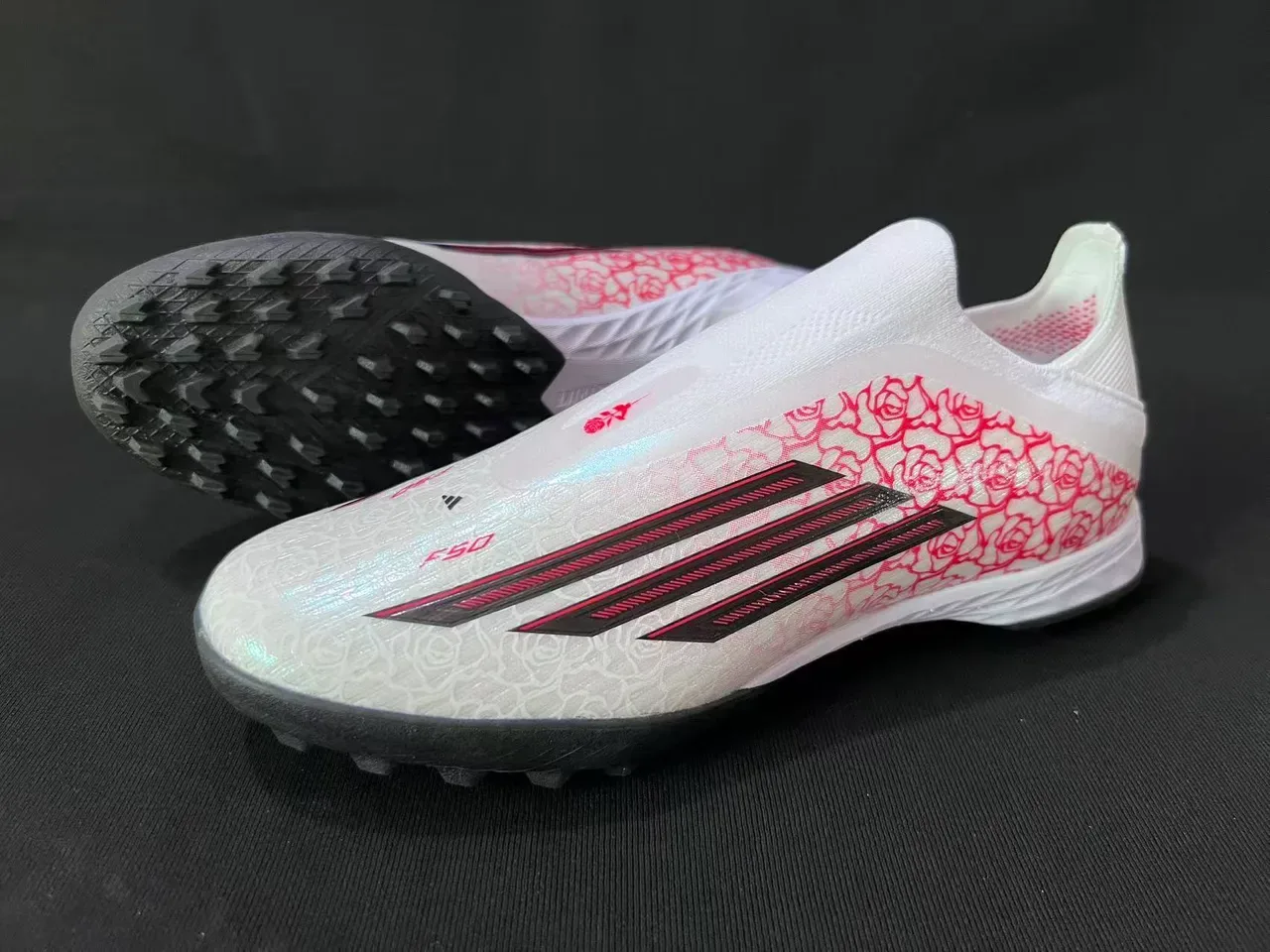 Adidas Zapatos de Fútbol Turf Blancos y Rojos Sin Cordones Upper de Ajuste a Calcetín con Impresión de Rosa en Overlay 9
