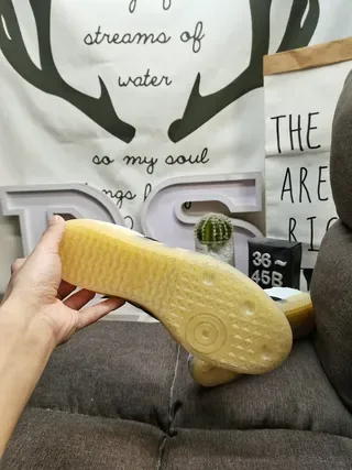 Adidas 白红低帮 Gum Sole 生活休闲运动鞋 4