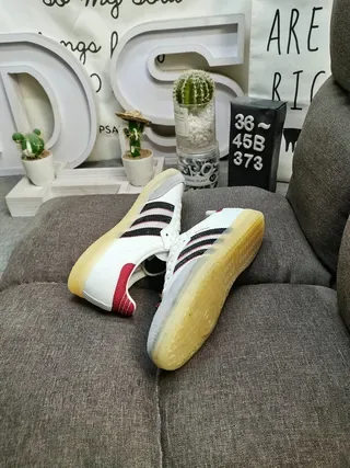 Adidas 白红低帮 Gum Sole 生活休闲运动鞋 6