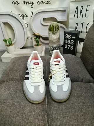 Adidas 白红低帮 Gum Sole 生活休闲运动鞋 10