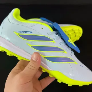 Adidas حذاء كرة القدم أبيض أصفر منخفض القطعة العلوية الاصطناعية مسامير مخروطية مطبوعة للعشب الصناعي