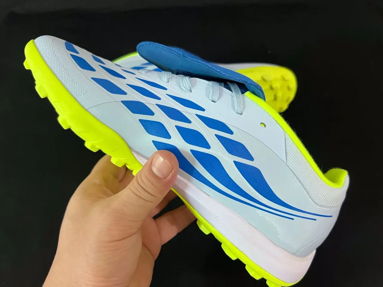 Adidas Sapatos de futebol brancos e amarelos corte baixo parte superior sintética piquetes conicos moldados grama artificial 2