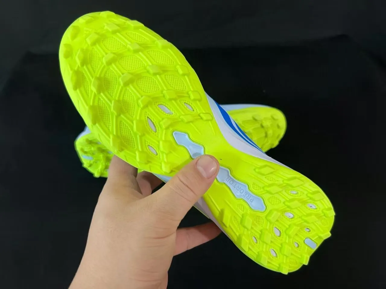 Adidas Sapatos de futebol brancos e amarelos corte baixo parte superior sintética piquetes conicos moldados grama artificial 3