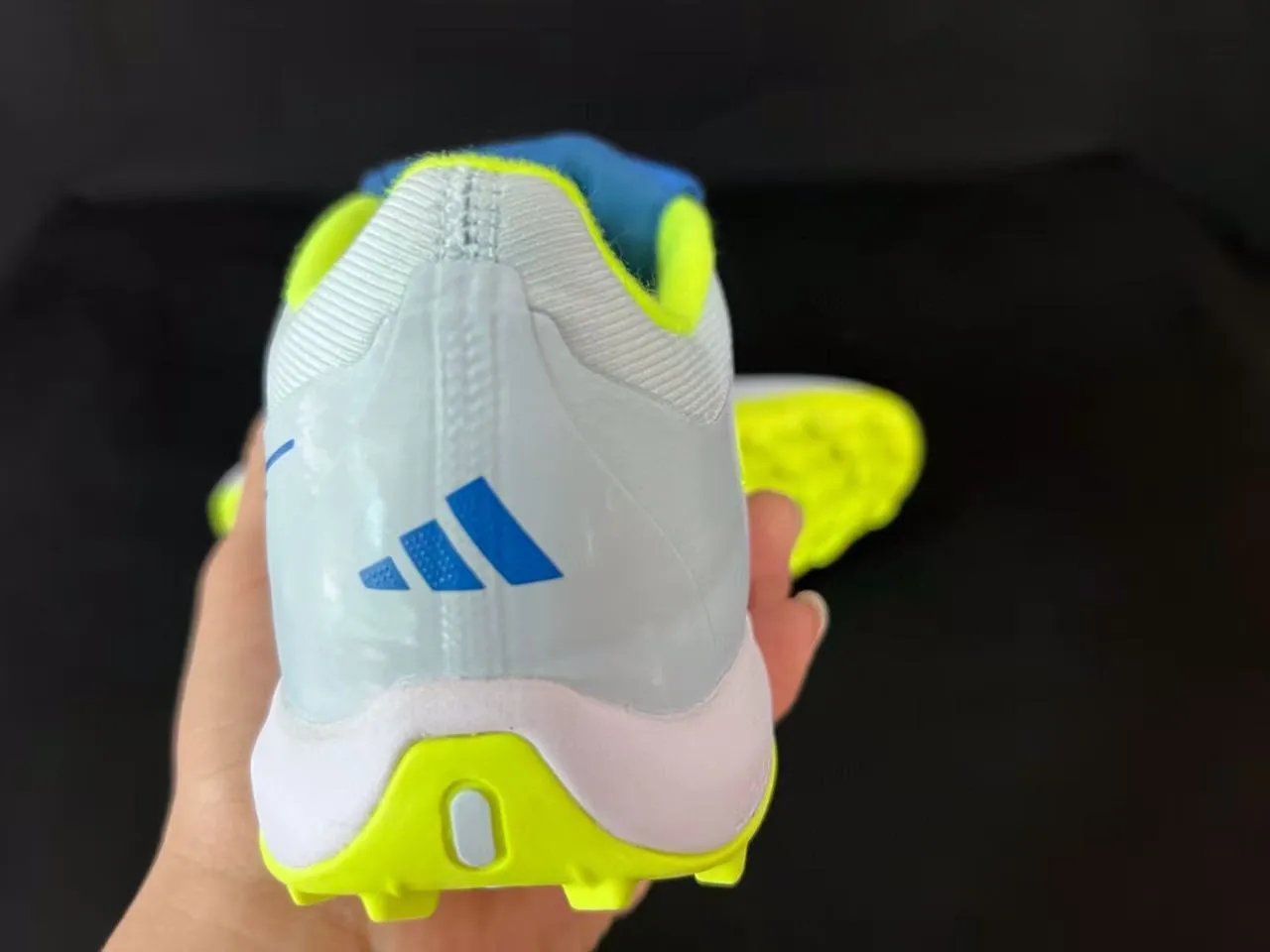 Adidas Sapatos de futebol brancos e amarelos corte baixo parte superior sintética piquetes conicos moldados grama artificial 4