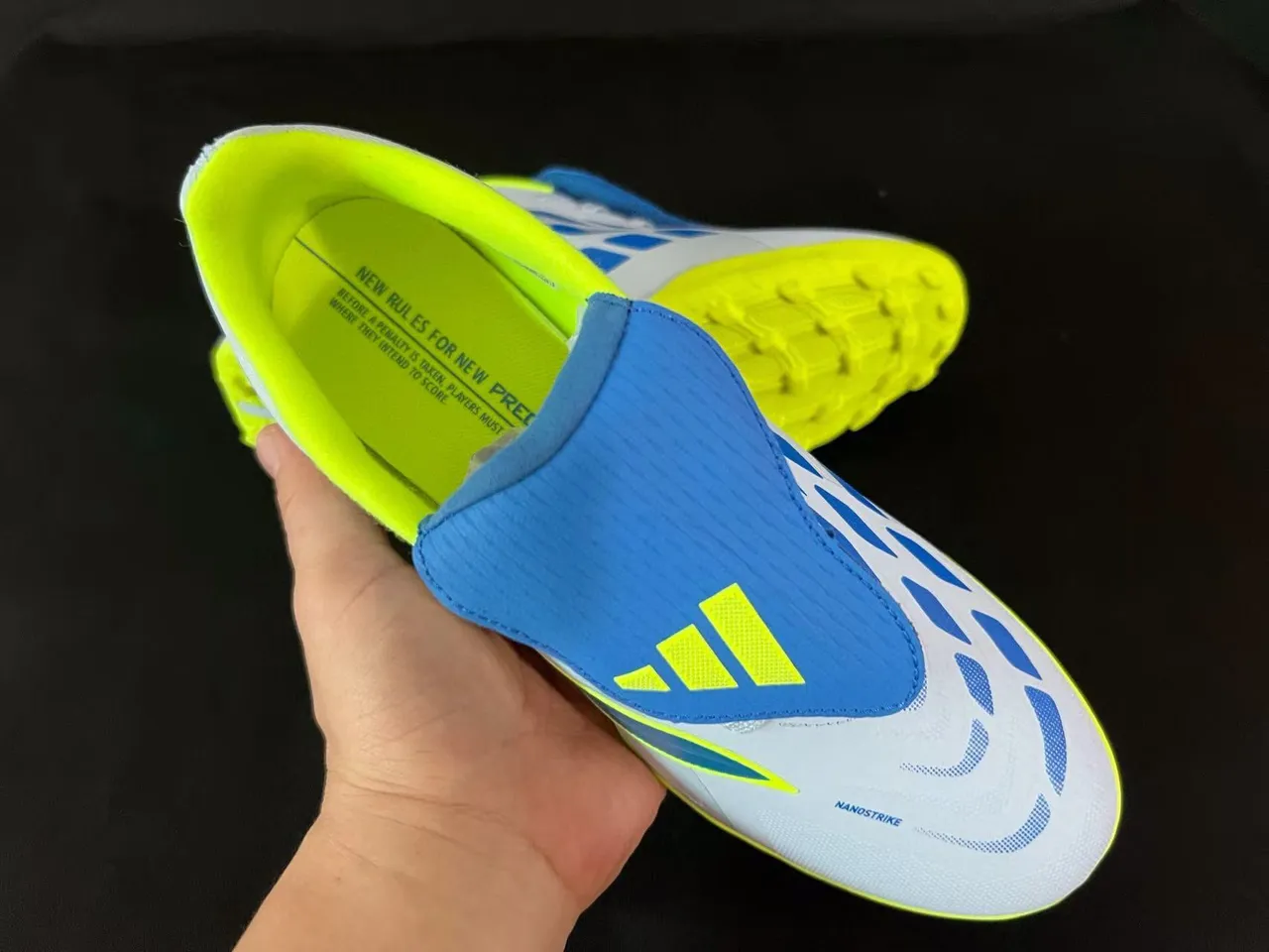 Adidas Sapatos de futebol brancos e amarelos corte baixo parte superior sintética piquetes conicos moldados grama artificial 5