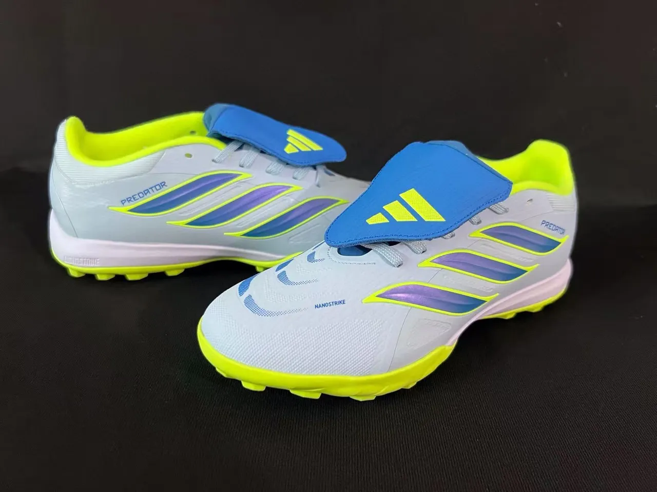 Adidas Sapatos de futebol brancos e amarelos corte baixo parte superior sintética piquetes conicos moldados grama artificial 6