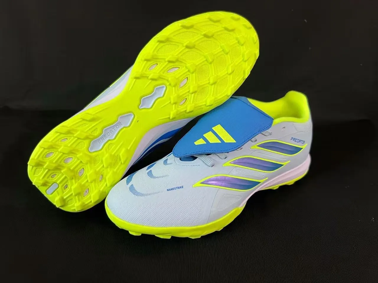 Adidas Sapatos de futebol brancos e amarelos corte baixo parte superior sintética piquetes conicos moldados grama artificial 7
