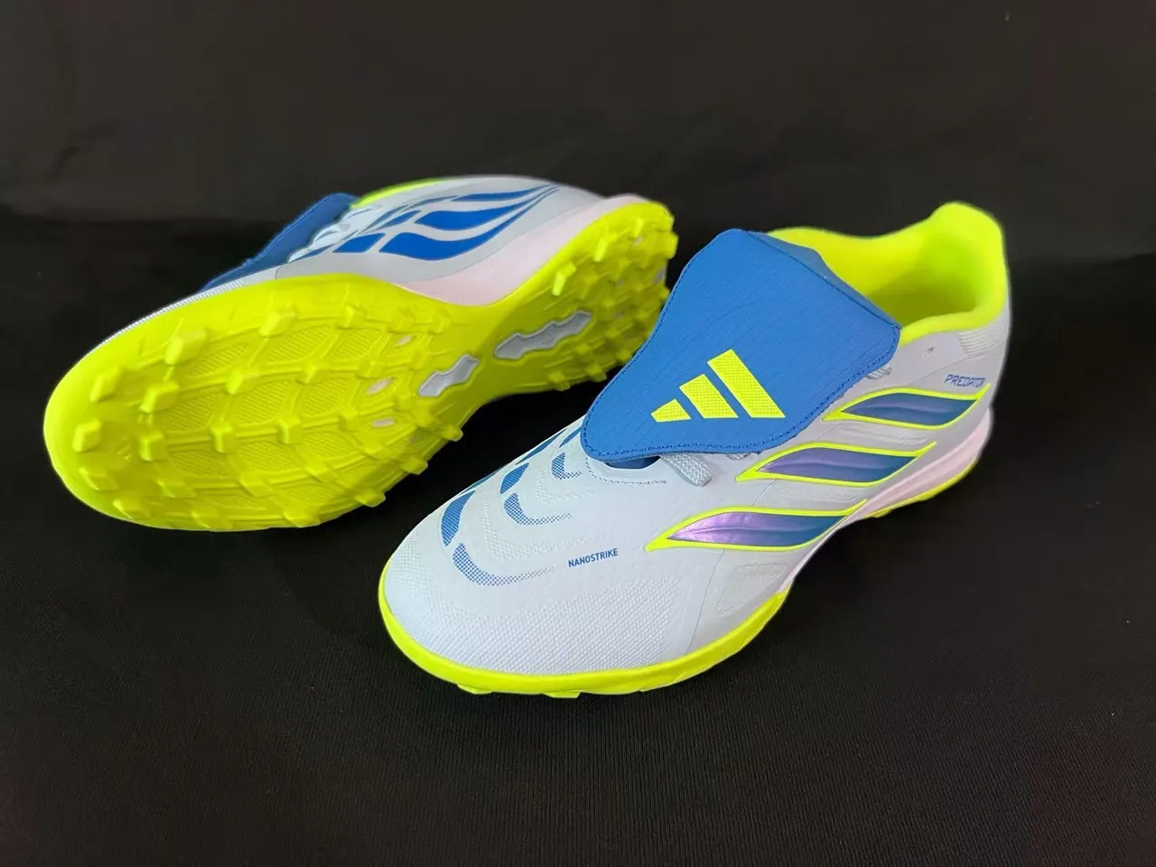 Adidas Sapatos de futebol brancos e amarelos corte baixo parte superior sintética piquetes conicos moldados grama artificial 8