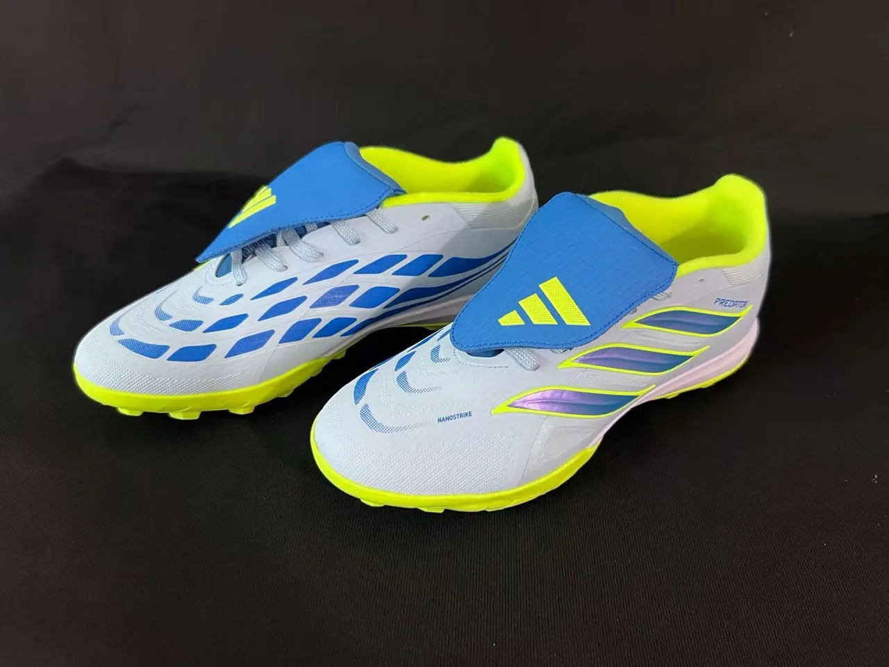 Adidas Sapatos de futebol brancos e amarelos corte baixo parte superior sintética piquetes conicos moldados grama artificial 9
