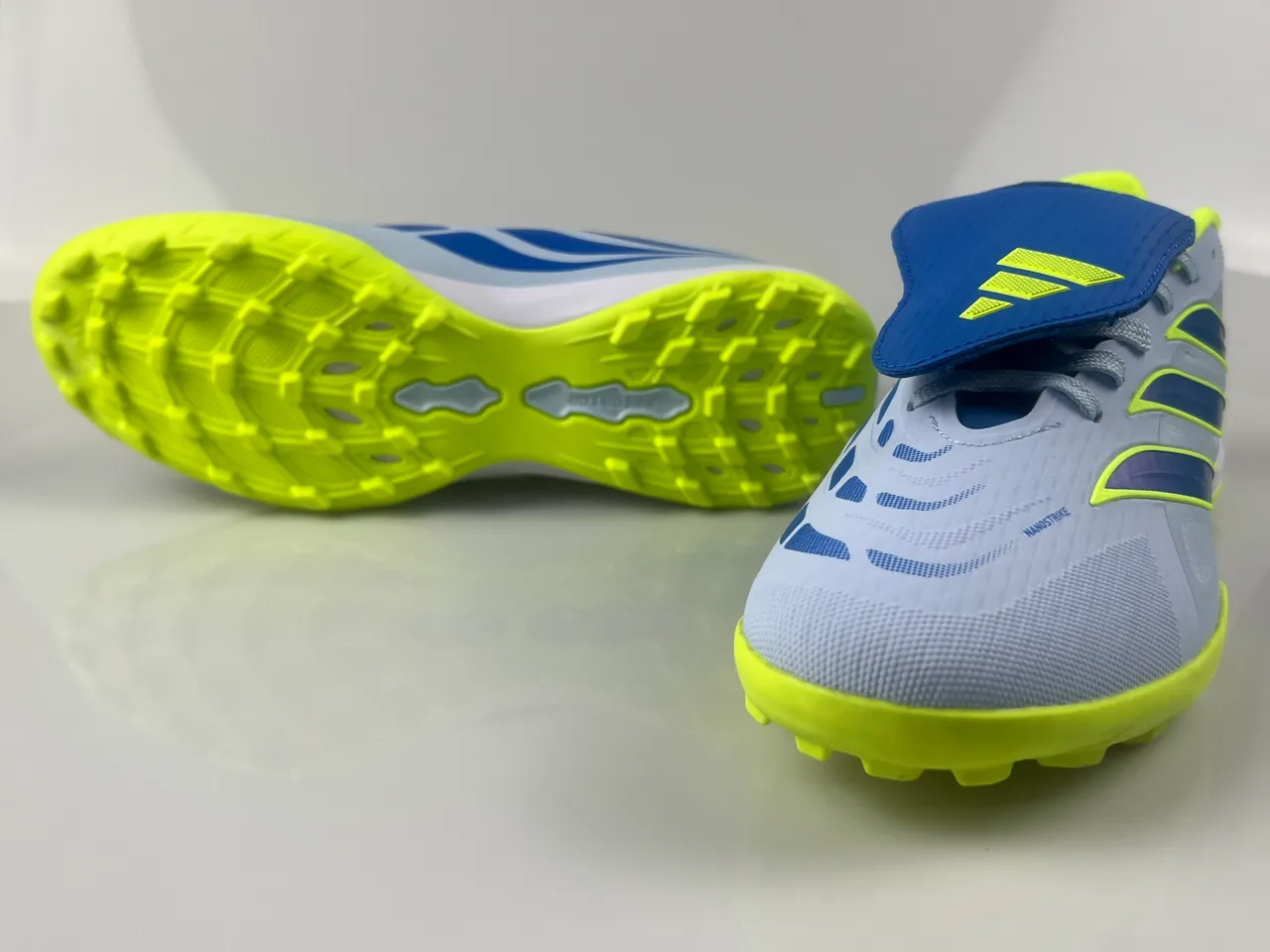 Adidas Sapatos de futebol brancos e amarelos corte baixo parte superior sintética piquetes conicos moldados grama artificial 10