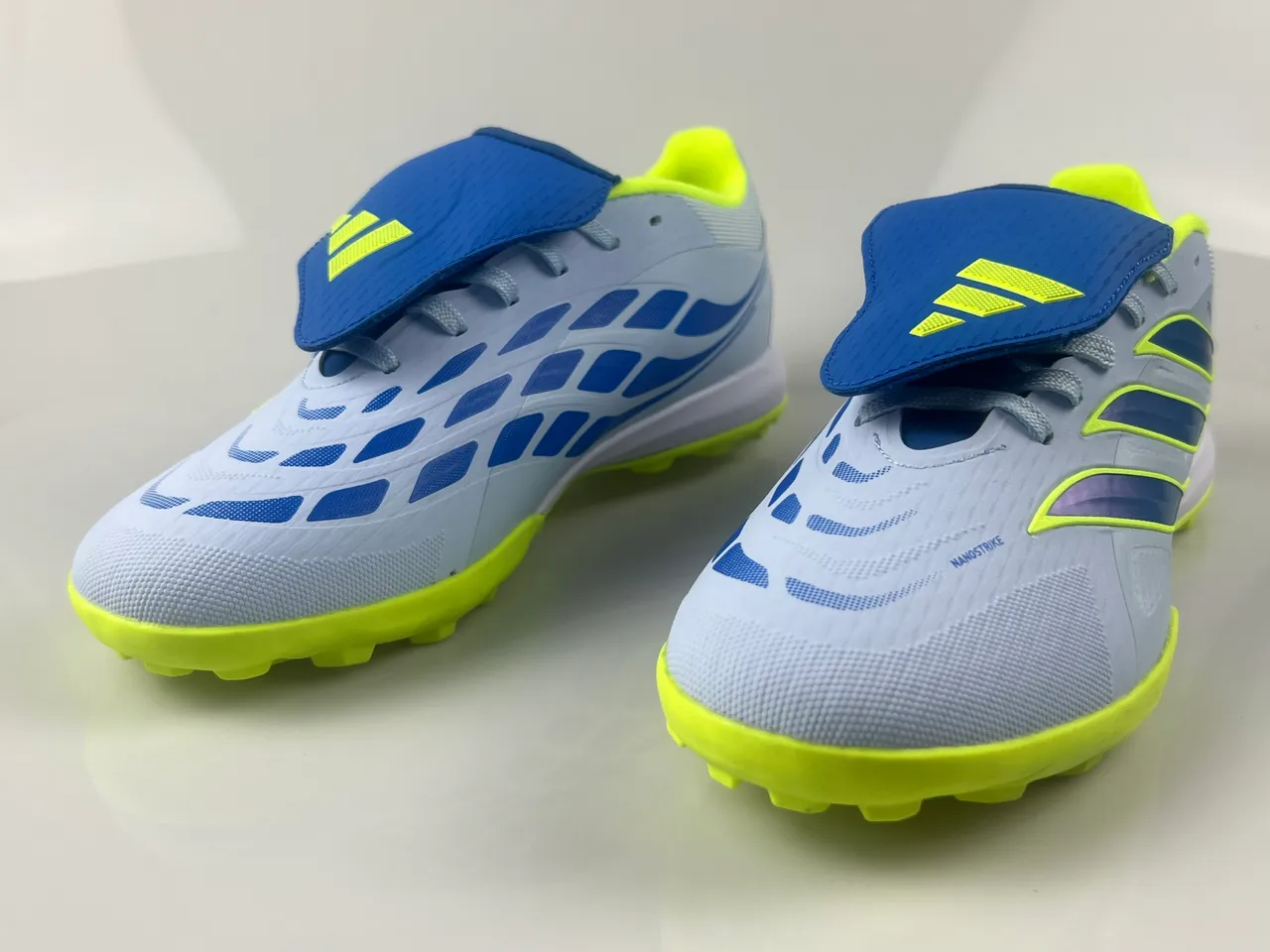 Adidas Sapatos de futebol brancos e amarelos corte baixo parte superior sintética piquetes conicos moldados grama artificial 11