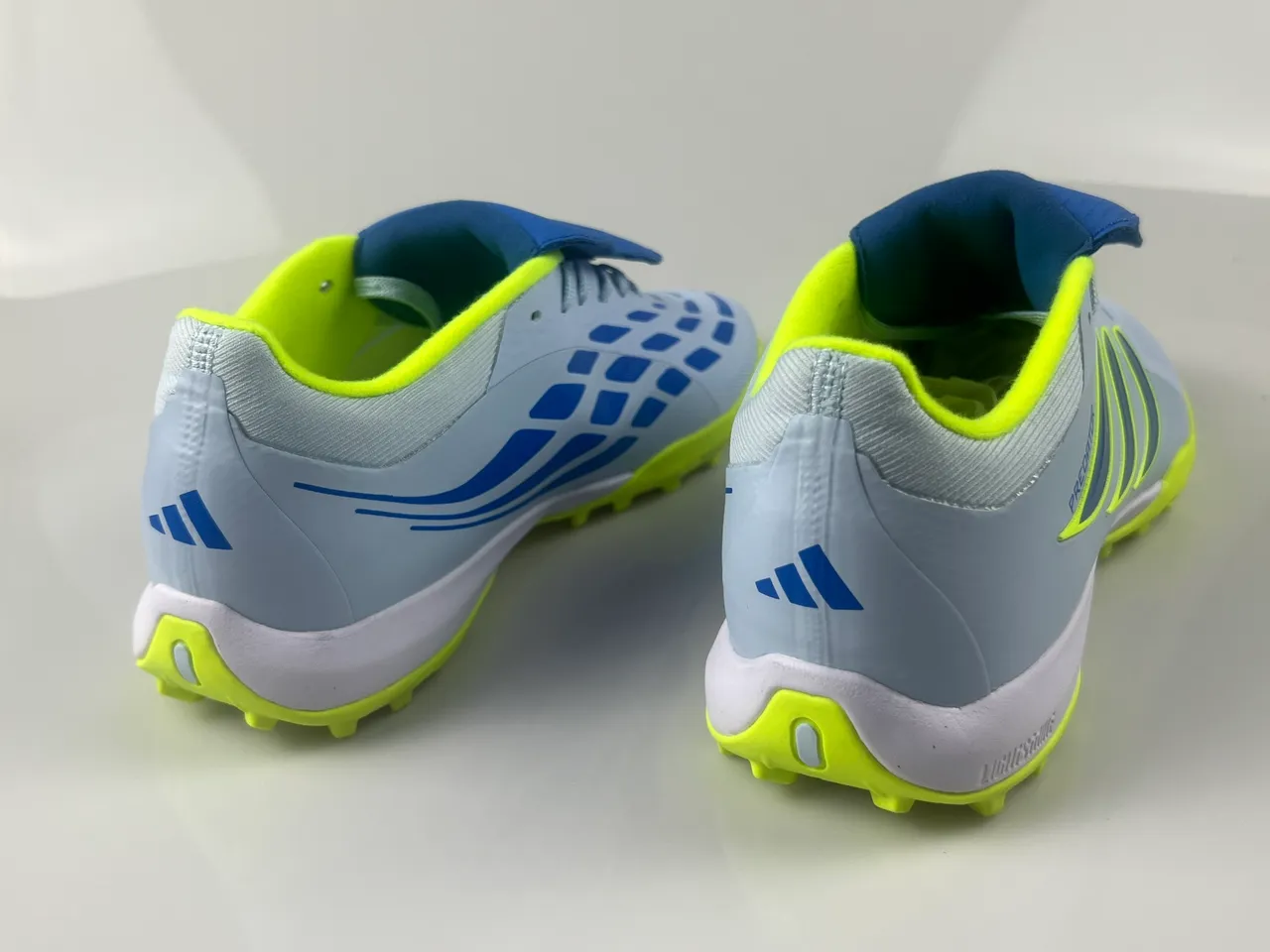 Adidas Sapatos de futebol brancos e amarelos corte baixo parte superior sintética piquetes conicos moldados grama artificial 12