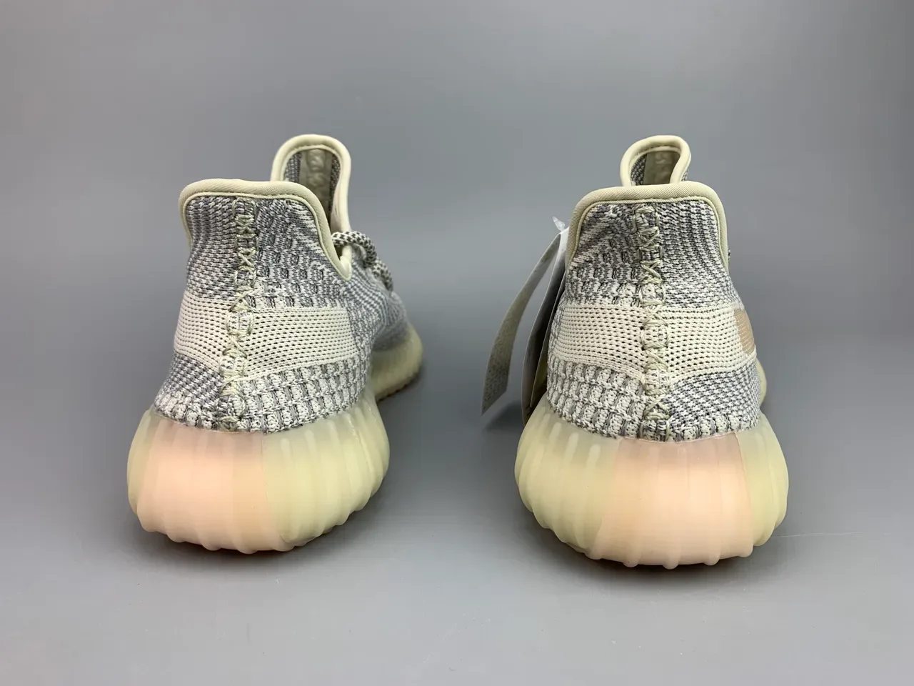 Adidas Yeezy Boost 350 V2 حذاء رياضي بيجي رمادي فاتح 7