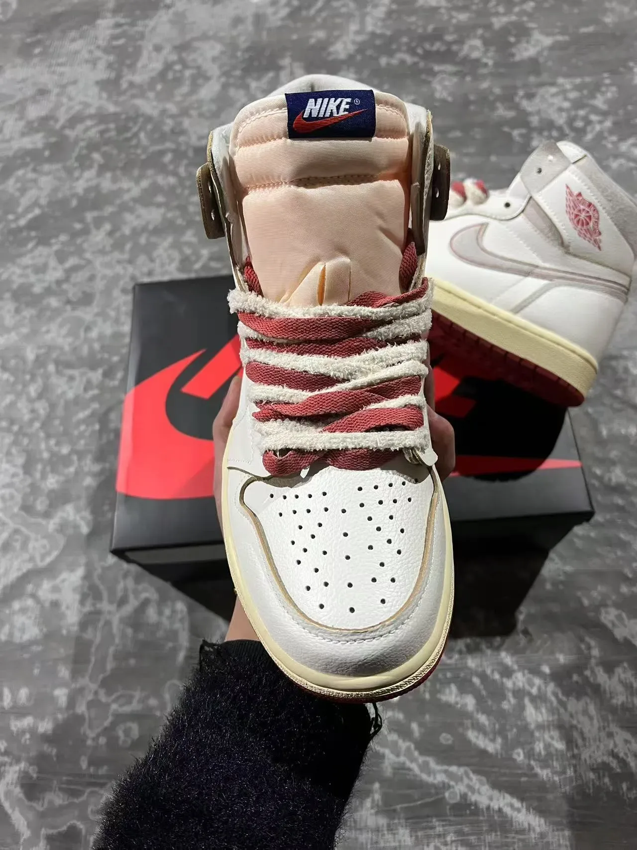 Air Jordan 1 米白红 高帮 皮革麂皮 篮球鞋 3