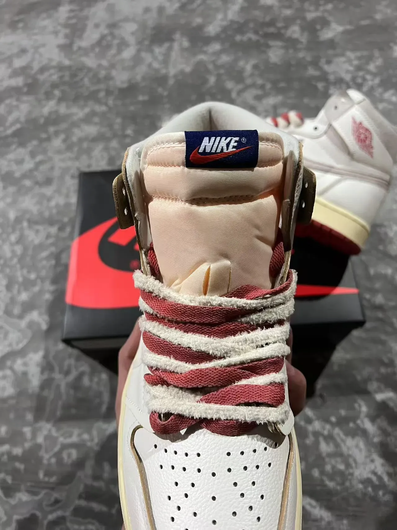 Air Jordan 1 米白红 高帮 皮革麂皮 篮球鞋 4