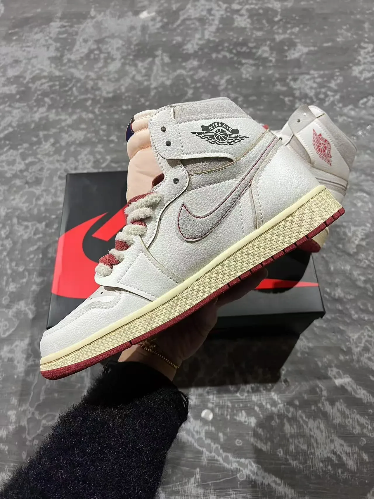Air Jordan 1 米白红 高帮 皮革麂皮 篮球鞋 5