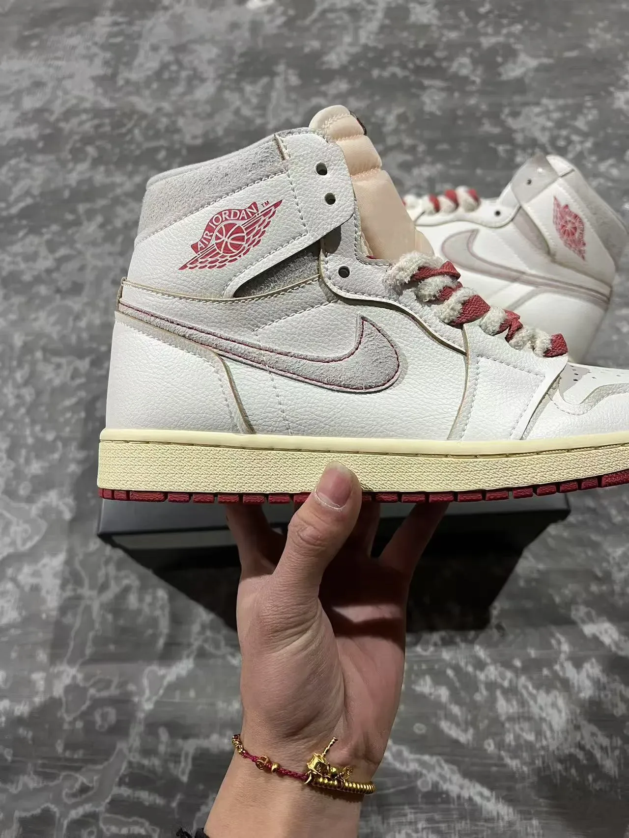 Air Jordan 1 米白红 高帮 皮革麂皮 篮球鞋 7