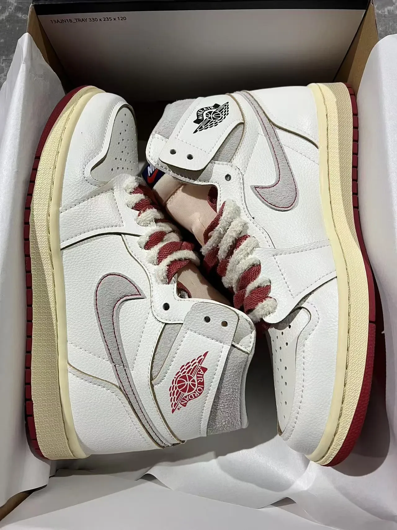 Air Jordan 1 米白红 高帮 皮革麂皮 篮球鞋 9