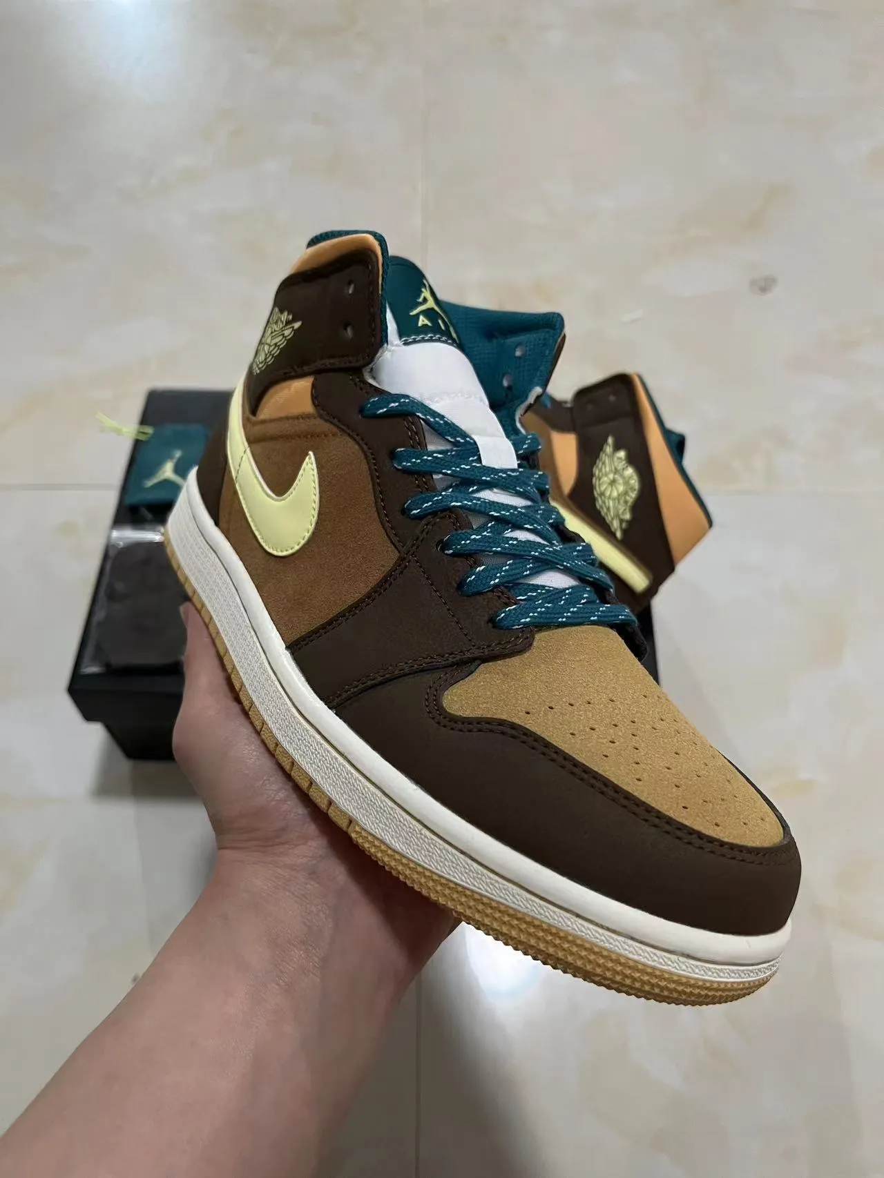 Air Jordan 1 Marrón Beige Alto Ante-Cuero Panelado Zapatos de Baloncesto 2