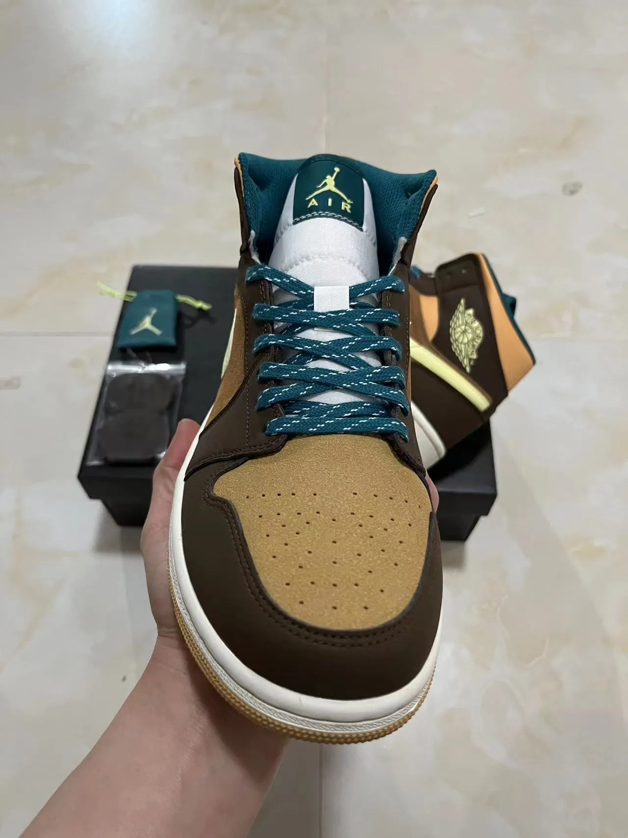 Air Jordan 1 Marrón Beige Alto Ante-Cuero Panelado Zapatos de Baloncesto 3