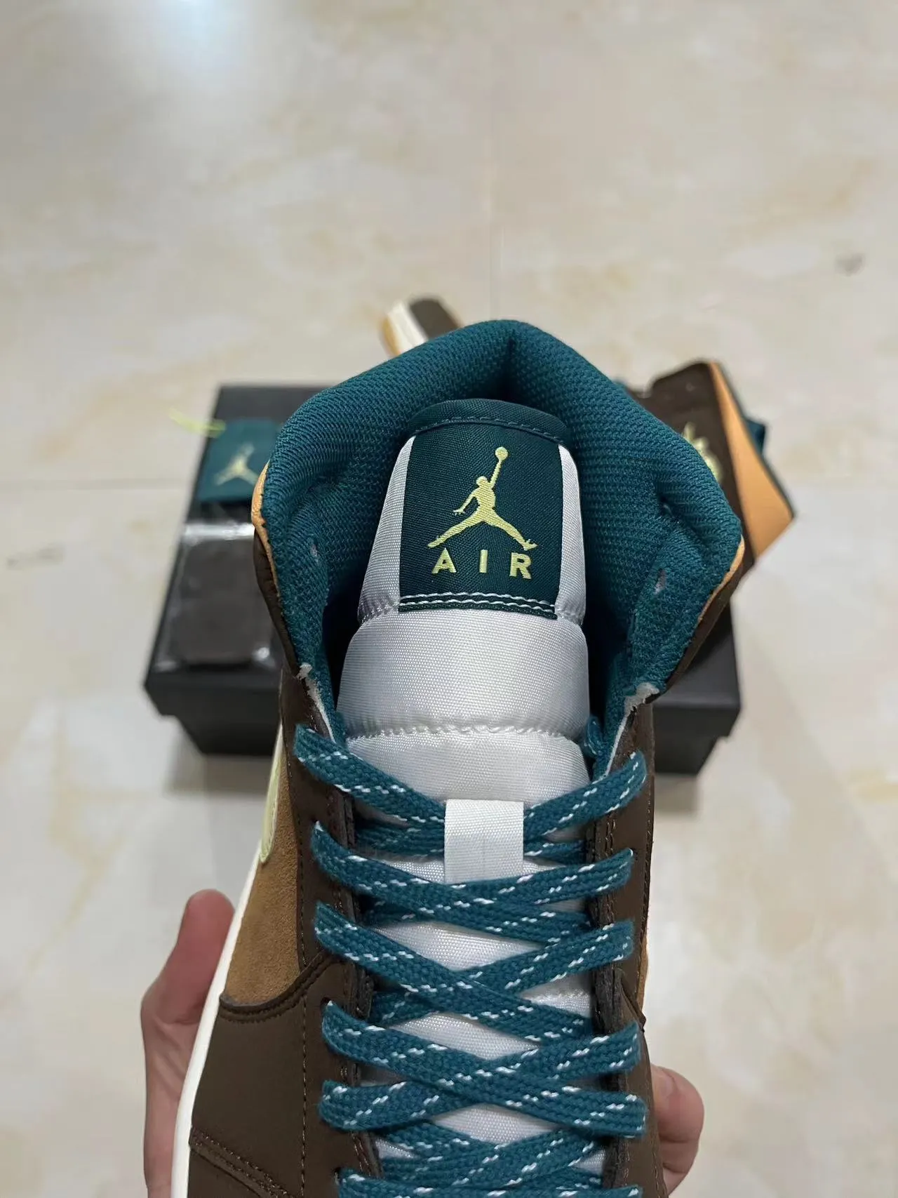 Air Jordan 1 Marrón Beige Alto Ante-Cuero Panelado Zapatos de Baloncesto 4