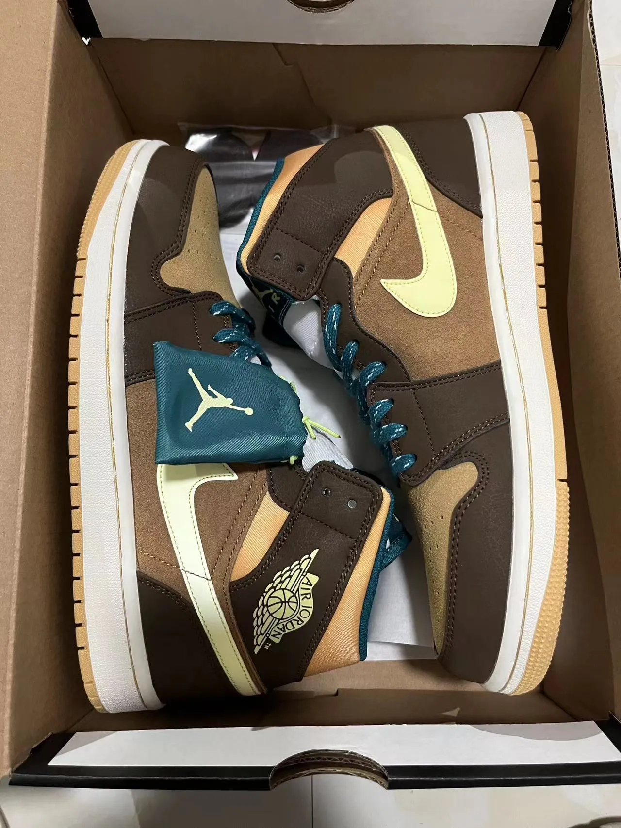 Air Jordan 1 Marrón Beige Alto Ante-Cuero Panelado Zapatos de Baloncesto 10