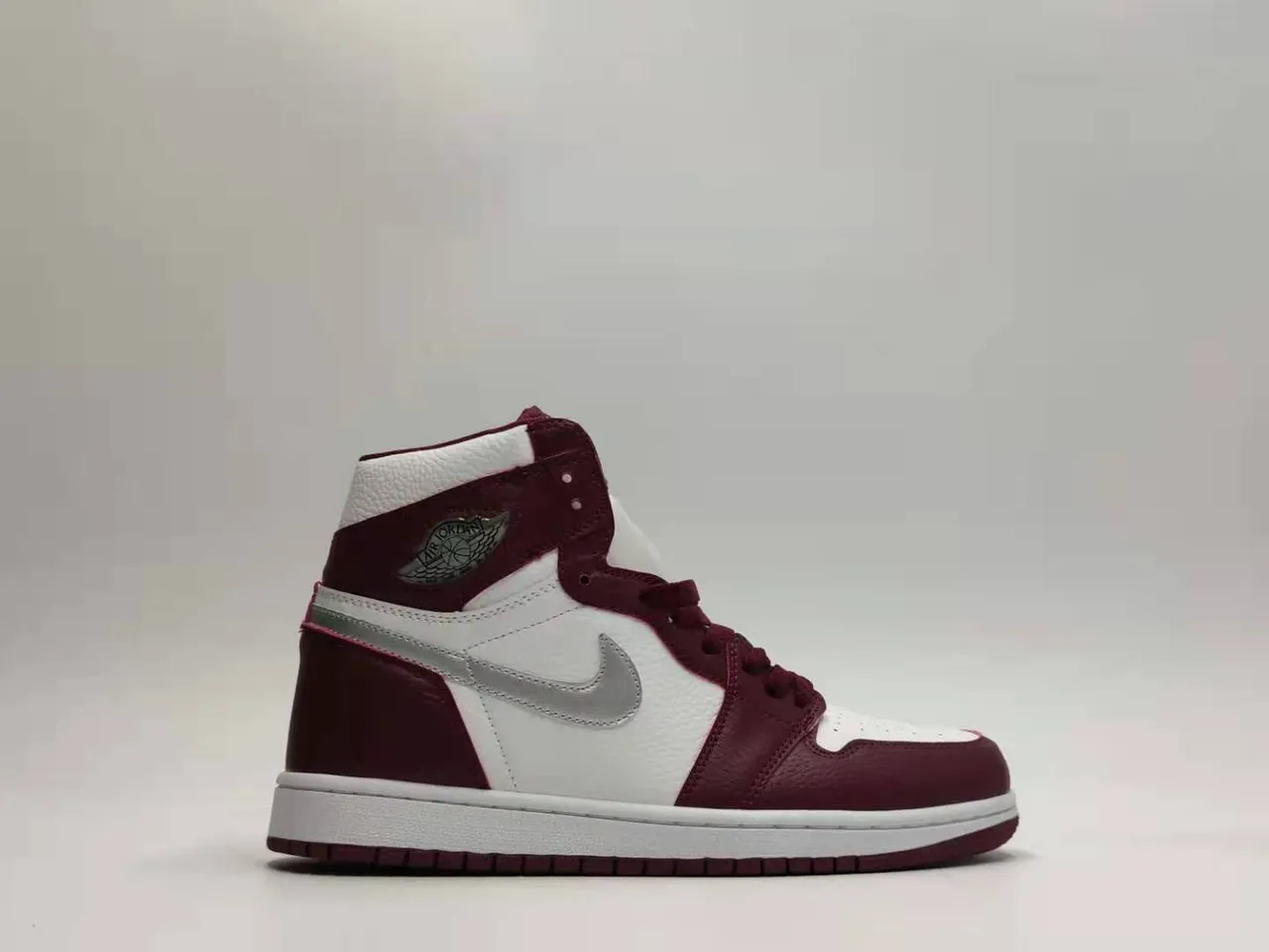 Tênis de basquete de couro Air Jordan 1 bordô e branco 2
