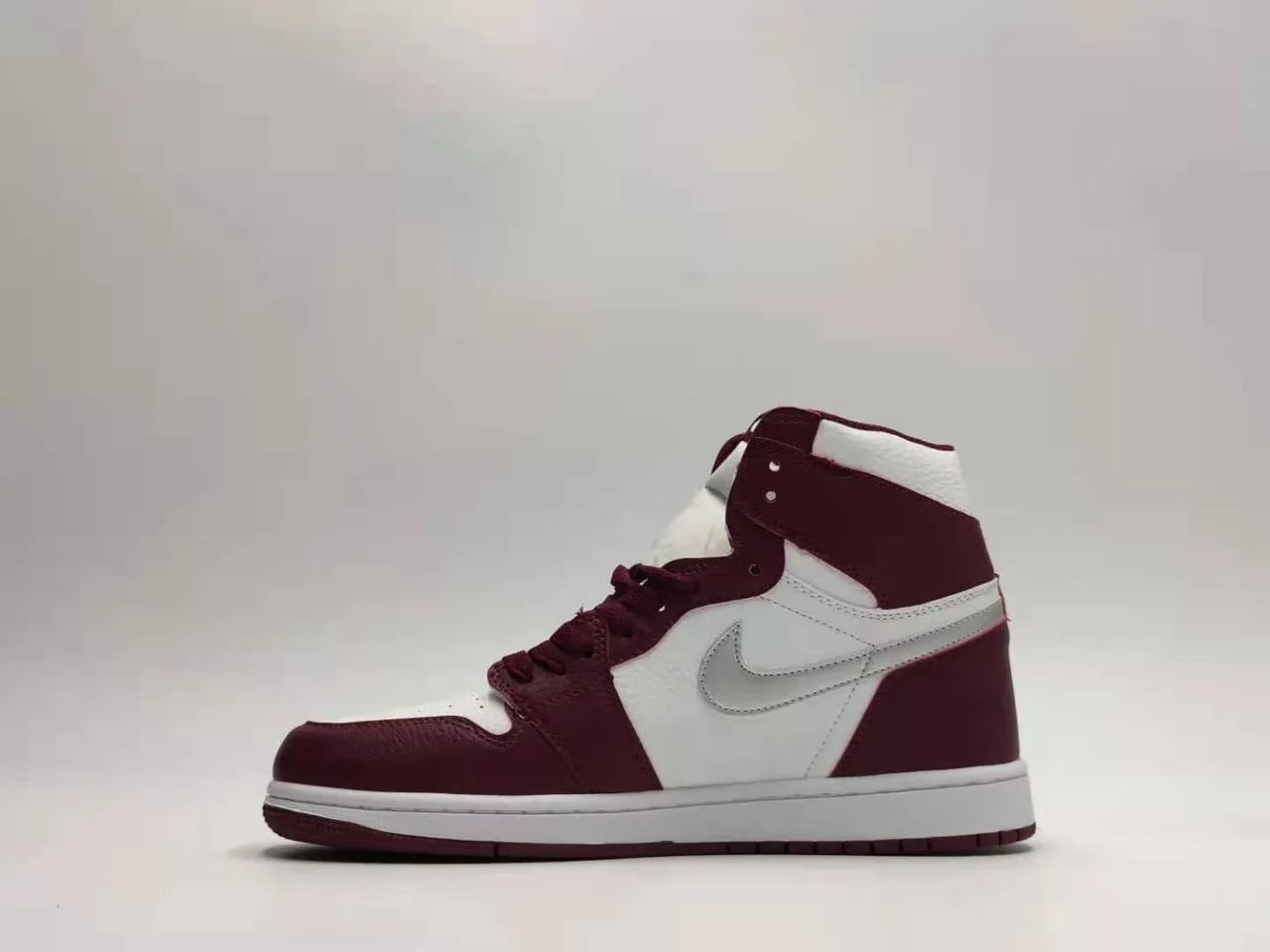 Tênis de basquete de couro Air Jordan 1 bordô e branco 3