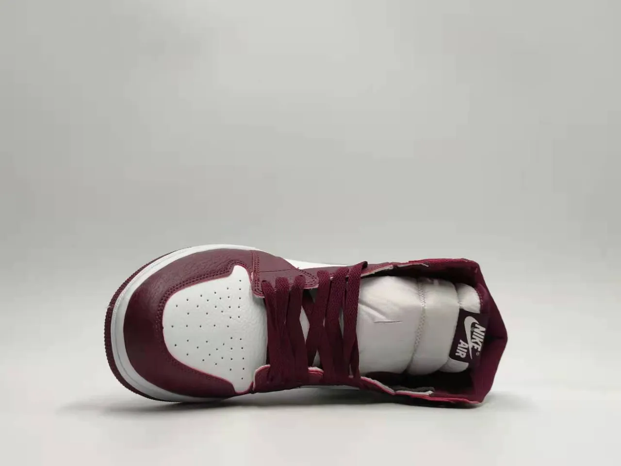 Tênis de basquete de couro Air Jordan 1 bordô e branco 4