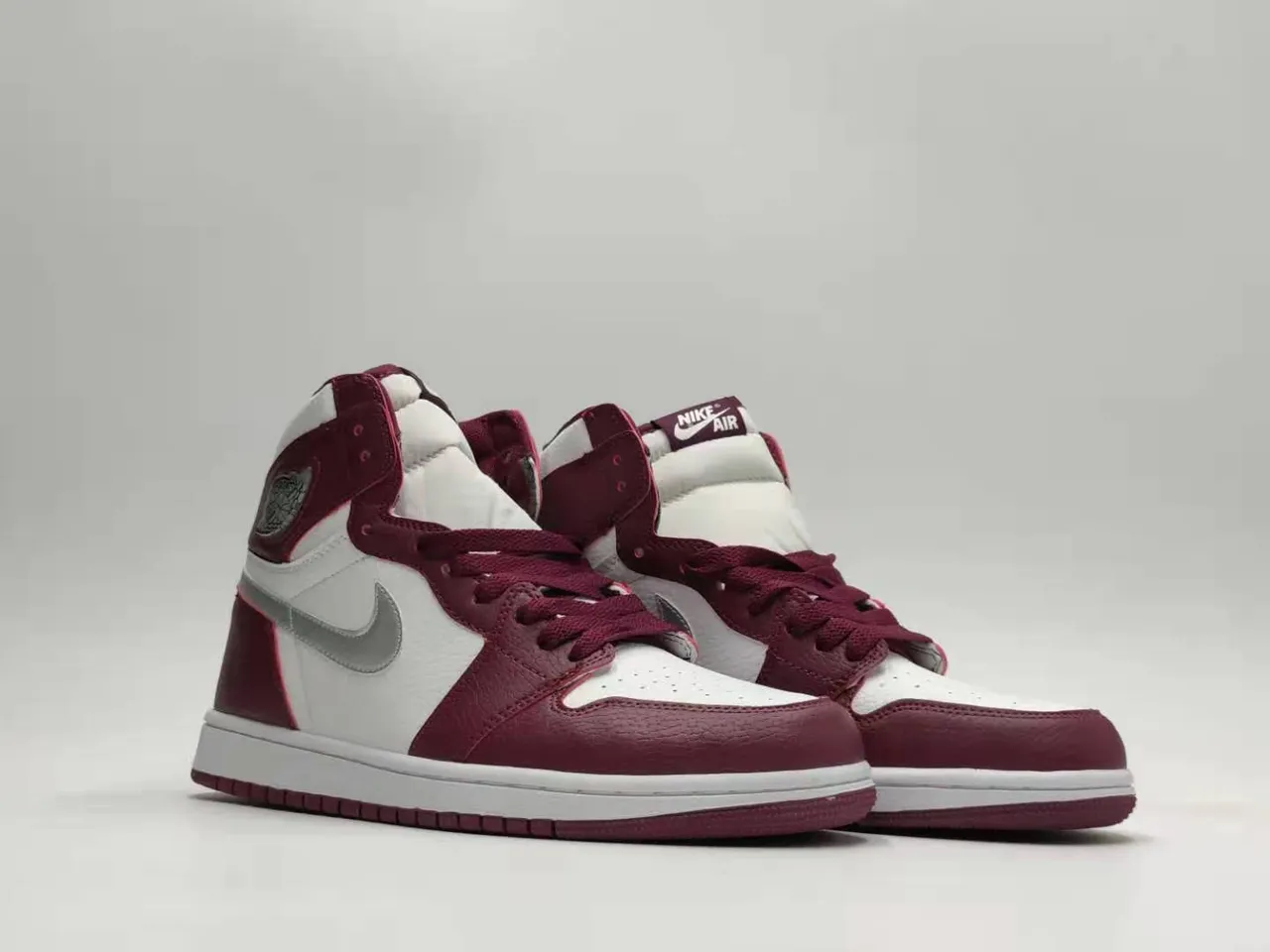 Tênis de basquete de couro Air Jordan 1 bordô e branco 5