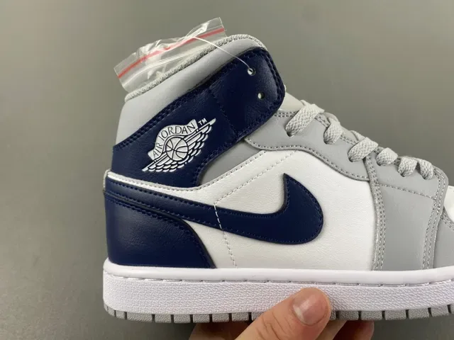 Air Jordan 1 灰海军蓝 高帮 皮革拼接 篮球鞋 3