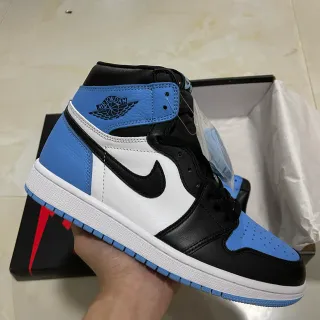 Air Jordan 1 High Preto Branco University Blue Tênis de Basquete