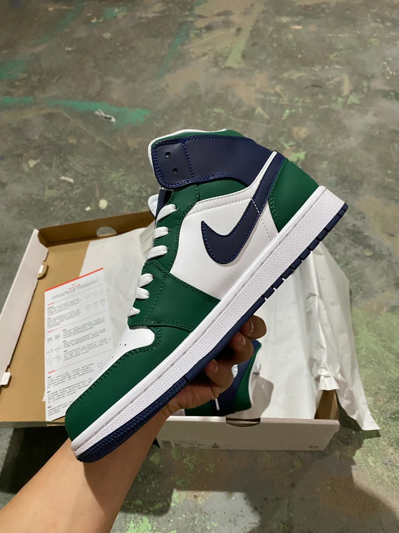 Air Jordan 1 High 森林绿海军蓝白篮球鞋 4
