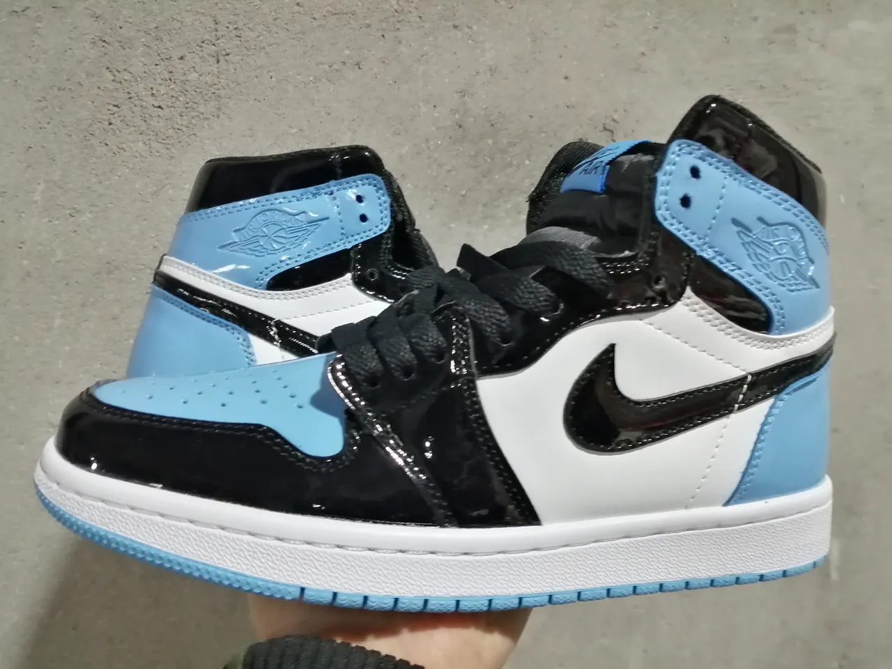Air Jordan 1 High جلد لامع University Blue أسود أبيض أحذية كرة السلة 2