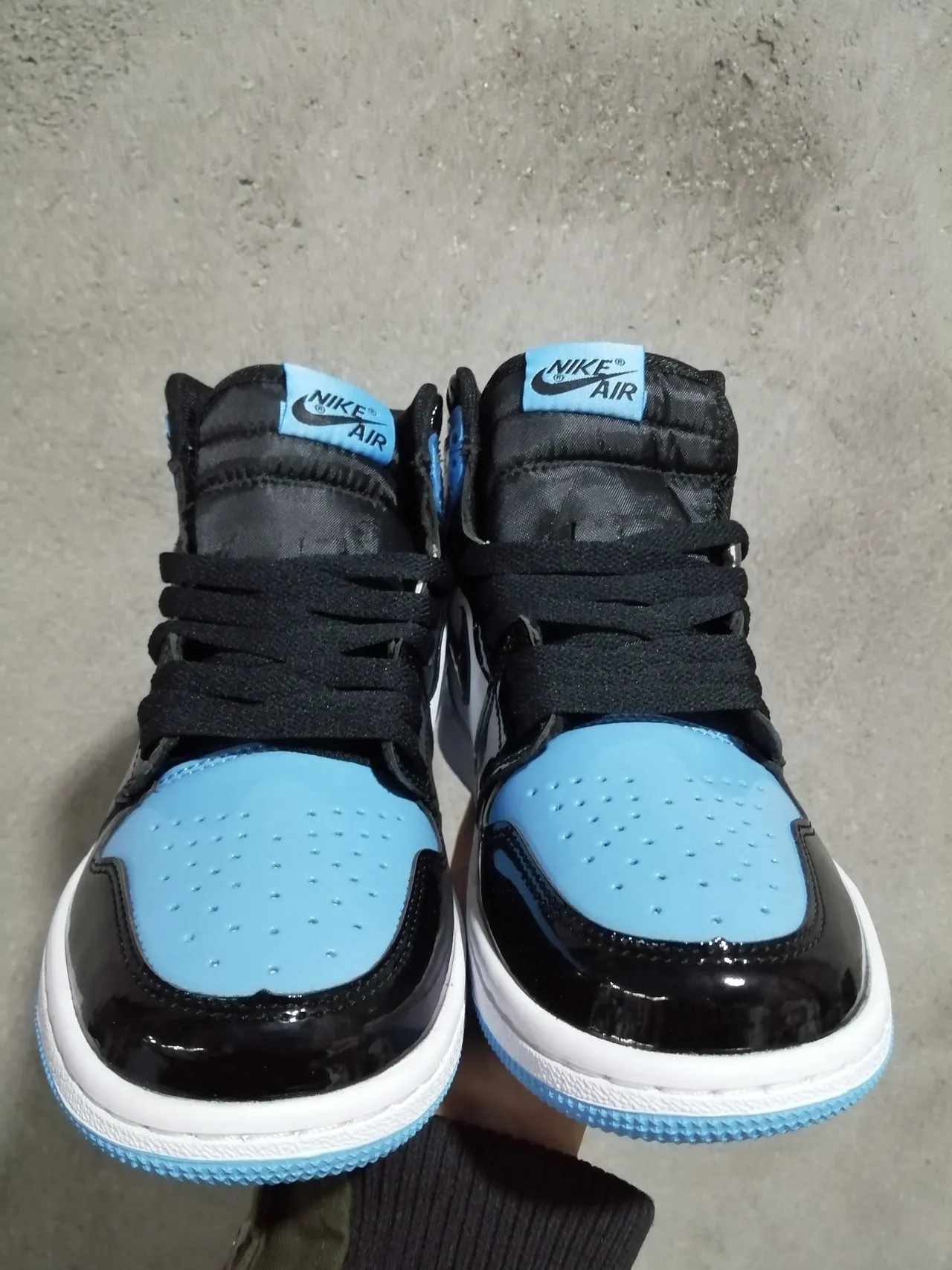 Air Jordan 1 High جلد لامع University Blue أسود أبيض أحذية كرة السلة 6