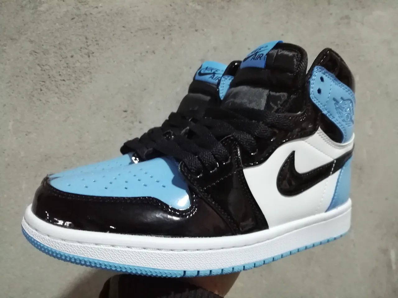 Air Jordan 1 High جلد لامع University Blue أسود أبيض أحذية كرة السلة 3
