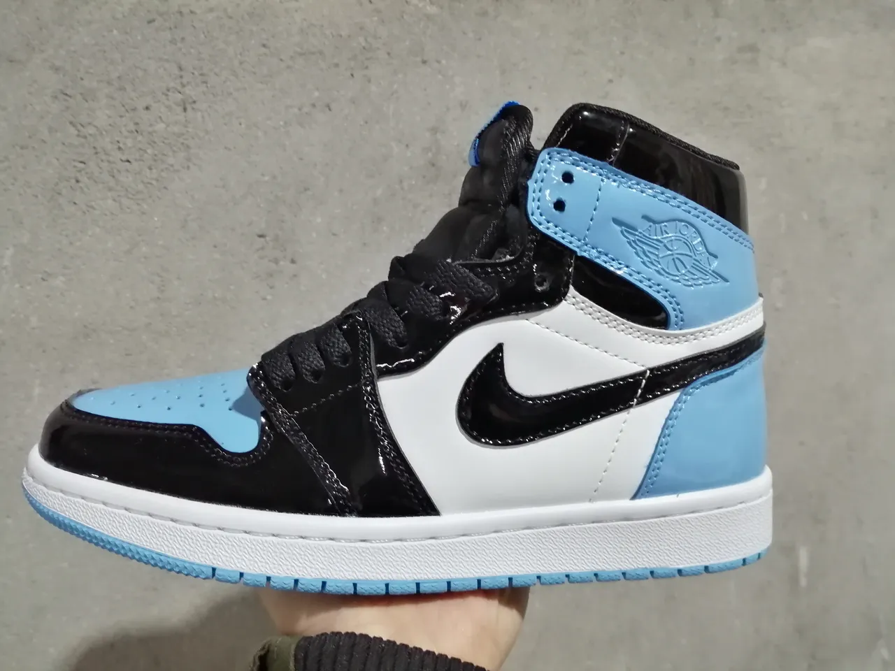 Air Jordan 1 High جلد لامع University Blue أسود أبيض أحذية كرة السلة 4