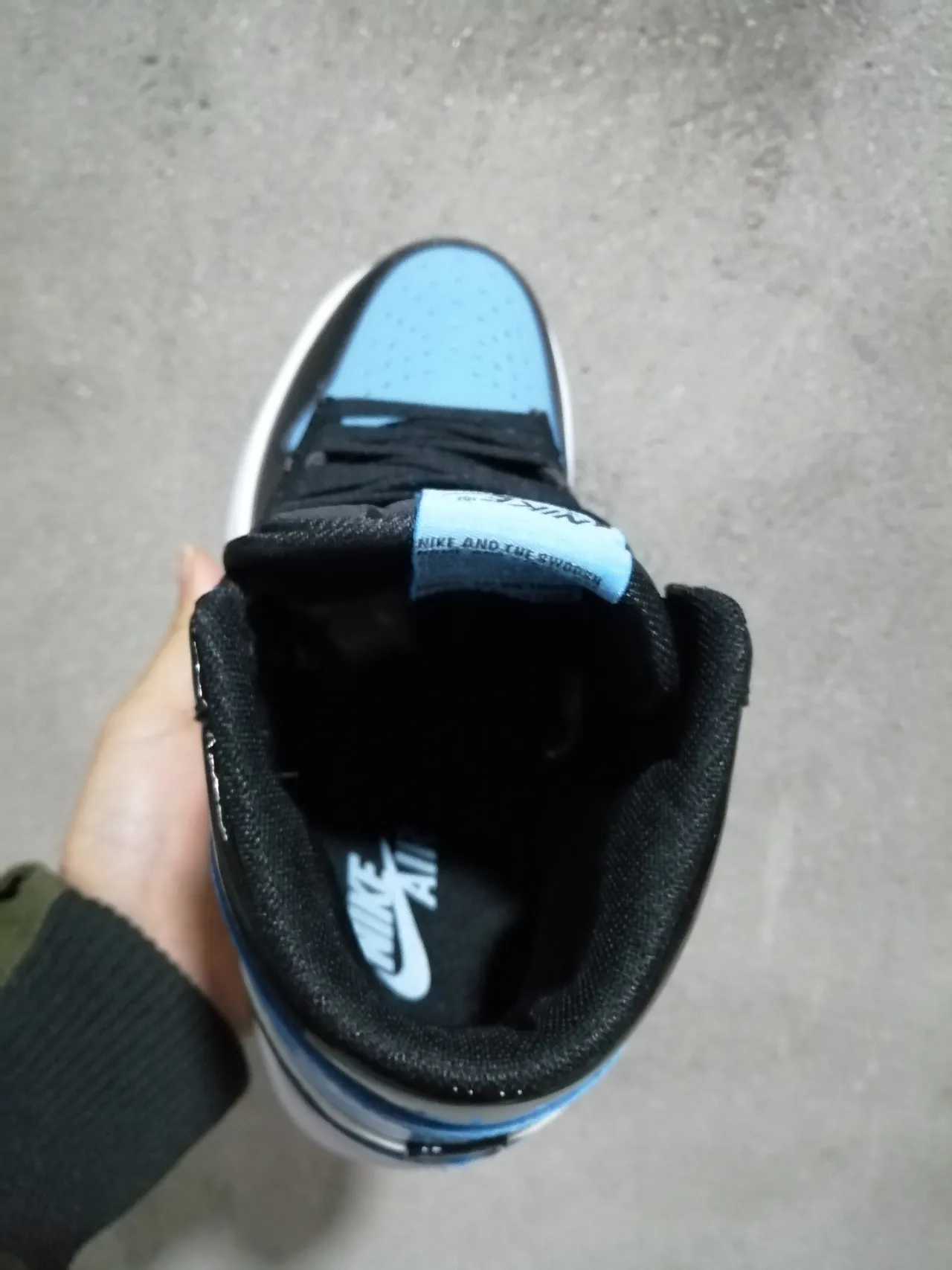 Air Jordan 1 High جلد لامع University Blue أسود أبيض أحذية كرة السلة 5