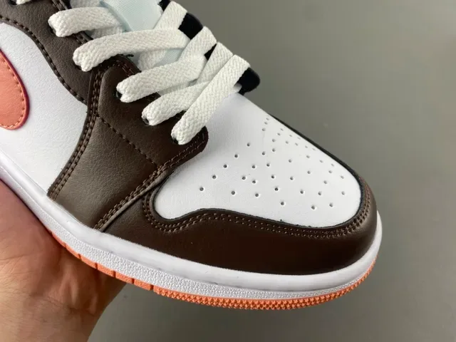 Air Jordan 1 Low حذاء سنيكرز لايف ستايل من الجلد بلون بني وخوخي 2